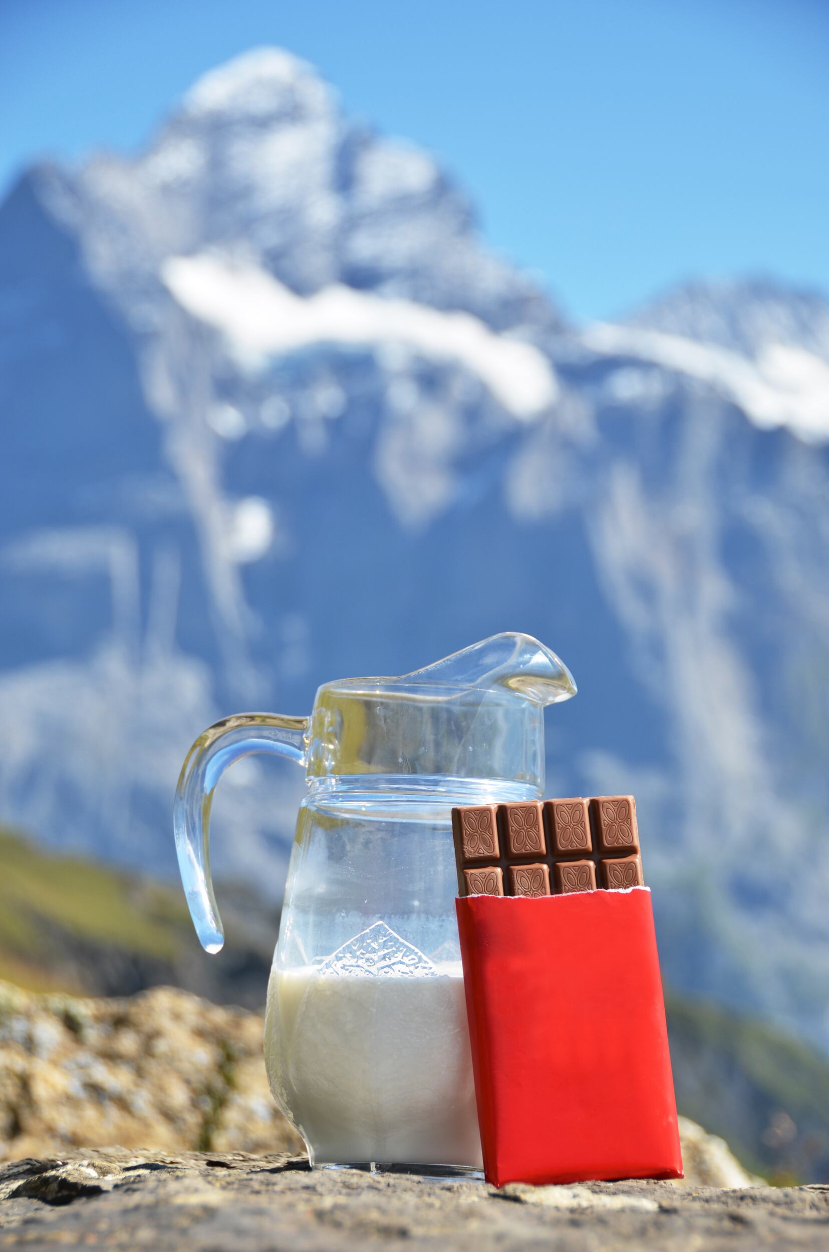 Swiss-chocolate-Switzerland-milk-Droits-d-auteur-astra490.jpg