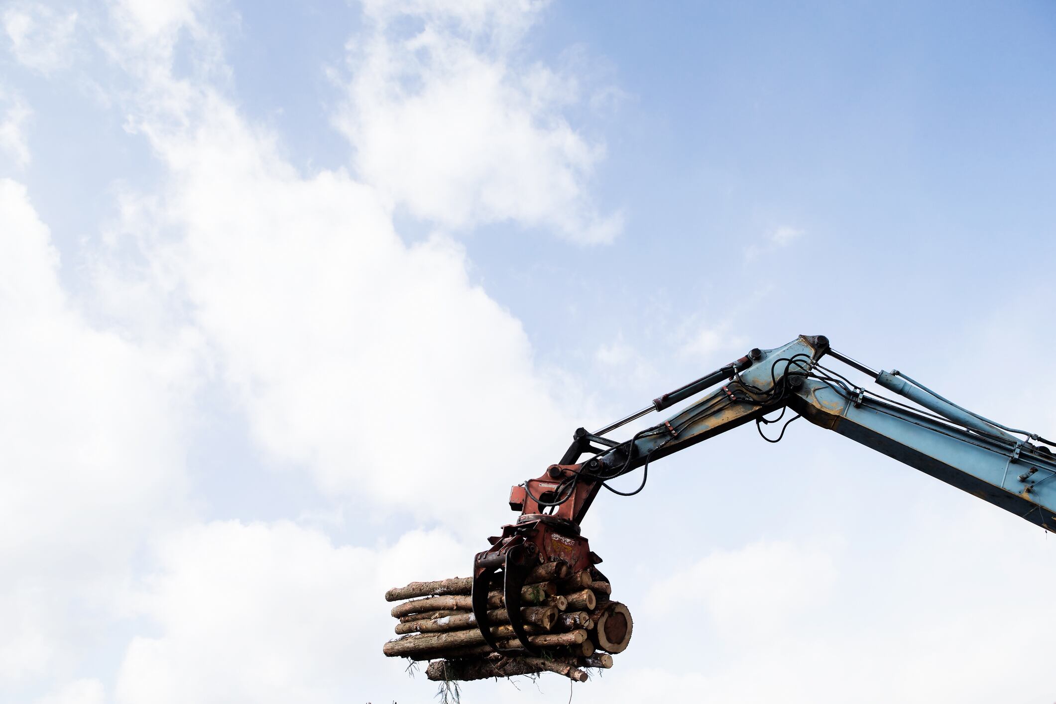 Cranes help to increase work efficiency.