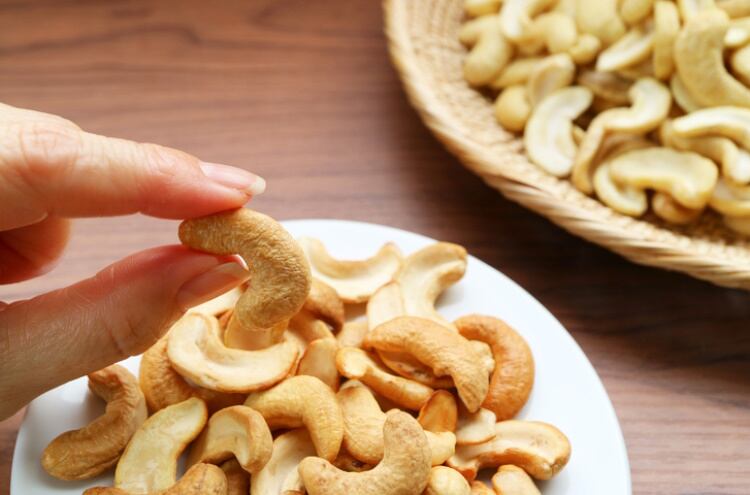 Eating-cashew-nuts-Getty.jpg