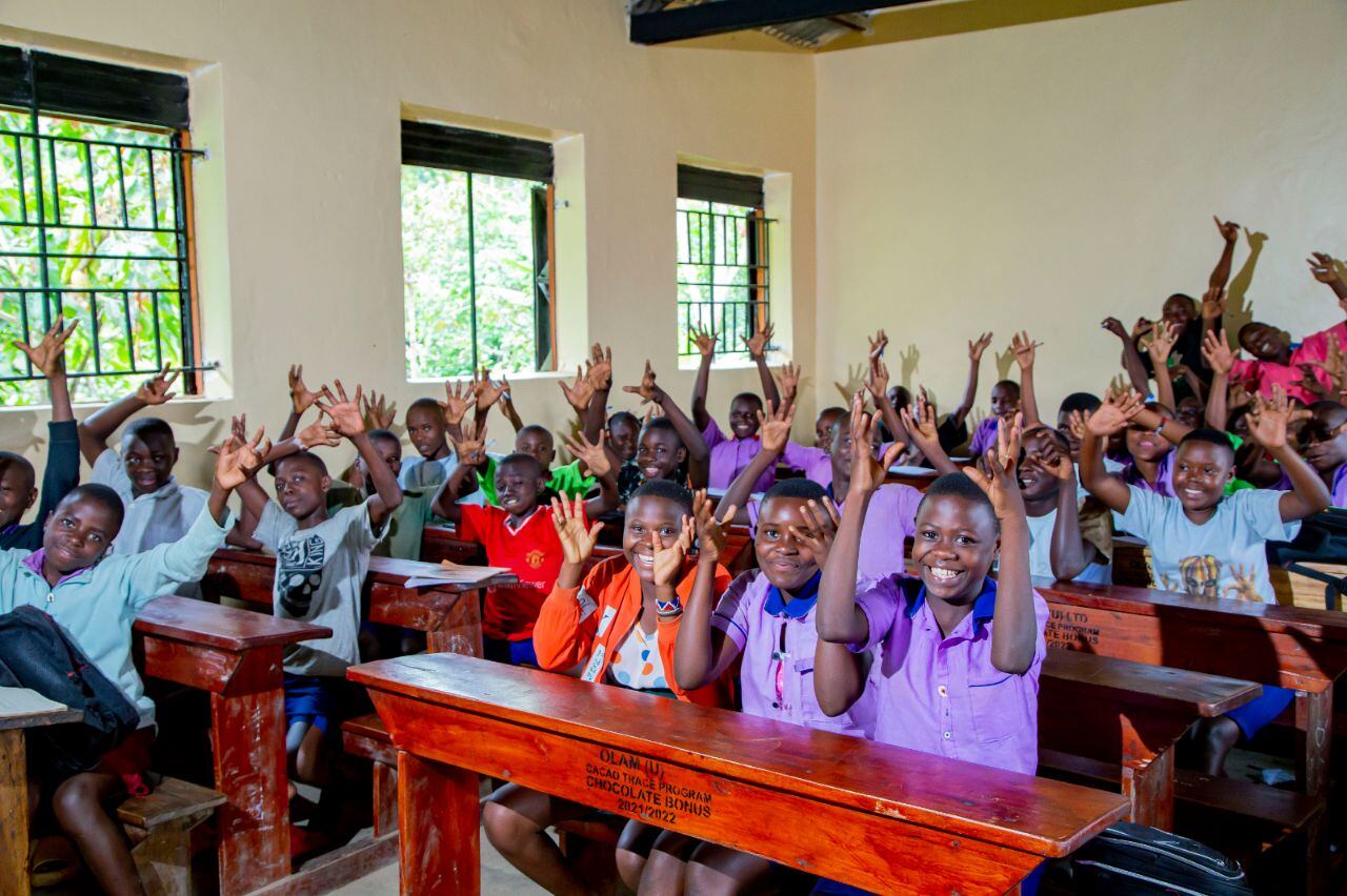 Cacao-Trace Uganda working with local school children.