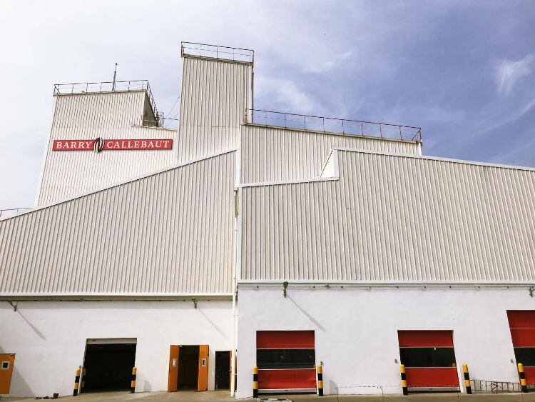 Barry Callebaut backs efforts to make coconut more sustainable – and expands its cocoa processing capacities in Côte d’Ivoire