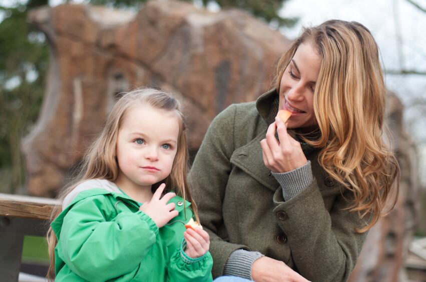Snacking_snacks_mother_daughter_iStock.jpg