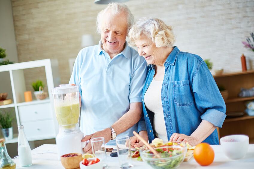 old-people-health-smoothie-seniors-Droits-d-auteur-shironosov.jpg