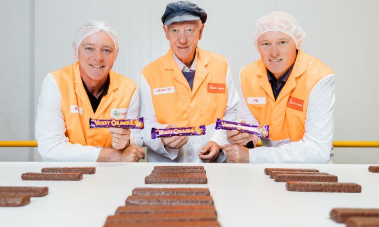 Australians-celebrate-the-return-of-Violet-Crumble-snack-bar.jpg