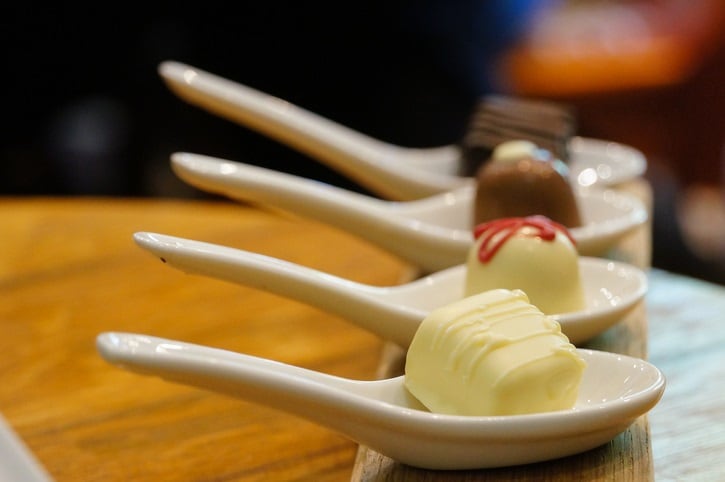 Chocolate-in-white-spoons-for-testing-wine-GettyImages-pulpitis.jpg