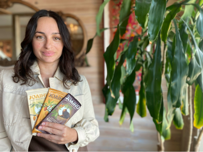 Texas singer-songwriter Kate Robberson with her new Joaihú chocolate brand. Pic: Joaihú 