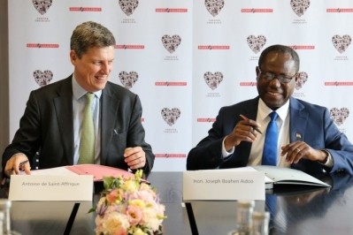 Joseph Boahen Aidoo, chief executive officer of the Ghana Cocoa Board (COCOBOD) signs a deal earlier in the year with Barry Callebaut CEO Antoine de Saint-Affrique to build sustainable cocoa farms in the country. Pic: Barry Callebaut
