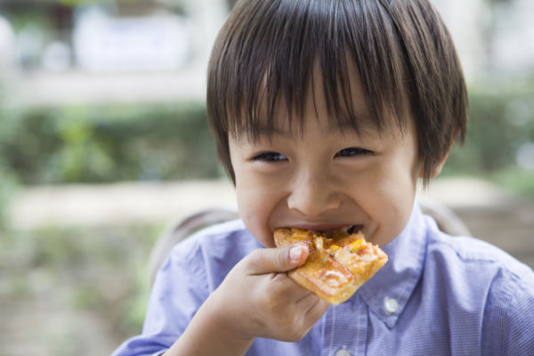 GettyImages-Micheal H kid child eating pizza