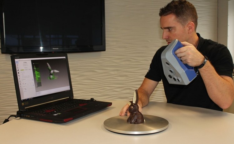 Jörg Nussbaum scanning a chocolate bunny. Photo: Bachmann Forming
