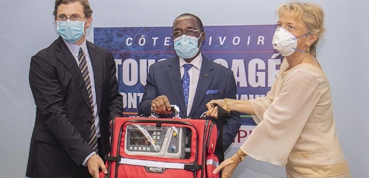  The Swiss Ambassador to Côte d'Ivoire Anne Lugon-Moulin and the Nestlé Côte d'Ivoire CEO Thomas Caso present the donation to the Minister of Health and Public Hygiene, Dr. Eugène Aka Aouélé. Pic: Nestlé 