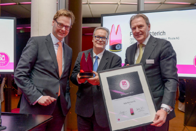 Bastian Fassin, Chairman AISM (left) presents Ricola boss Felix Richterich (center) with ISM Award with Gerald Böse, CEO of Koelnmesse (right)