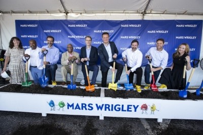 Mars Wrigley leaders Andrew Clarke, Global President, Chris Rowe, Global Vice President of Research & Development, and members of the Mars Wrigley leadership team are joined by Michael Fassnacht, CEO of World Business Chicago, Alderman Walter Burnett Jr., State Representative Jawaharial Williams, and Margaret Frisbie of Friends of the Chicago River to break ground on the new facility in Chicago. Pic: Mars, Inc.